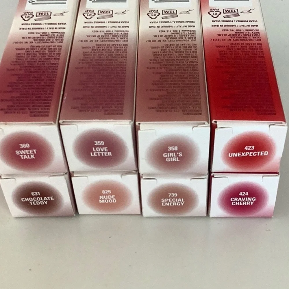 KYLIE COSMETICS   Plumping Powder Matte Lip
